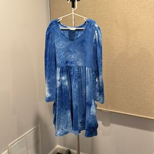 Girls dress for the holidays. Tags removed but never worn. Perfect condition.